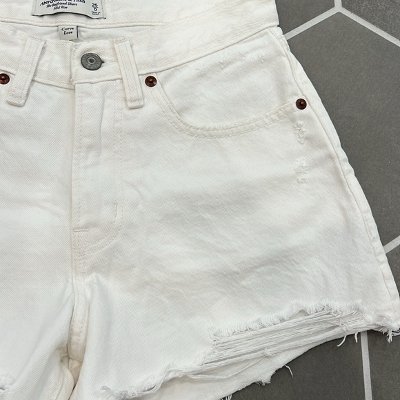 Abercrombie & Fitch Curve Love Mid Rise Boyfriend Shorts - Picture 5 of 6